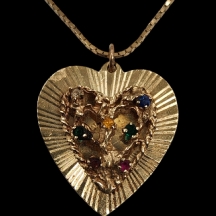 שרשרת ותליון עשוי בצורת לב, עשויים זהב צהוב 14 קארט (חתום), התליון משובץ אבני חן