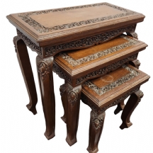 קן (Nest) של 3 שולחנות עץ סינים קטנים בגודל מדורג, מגולפים בעבודת יד