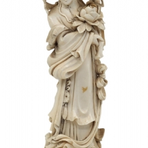 פסל סיני עתיק ואיכותי עשוי חומר לבן יוקרתי מגולף בעבודת יד אמן, בסיס עץ