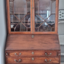 רהיט סקרטר עתיק מהמאה ה-19, בחלקו העליון ארון ספרים ודלתות זכוכית