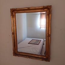 מראה עכשווית בסגנון עתיק, עשויה עץ, מסגרת זהובה