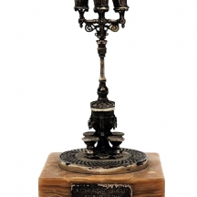 קישוט שולחני ספרדי ישן עשוי כסף '915', חתום, בסיס שיש, נושא בחזיתו לוח כסף