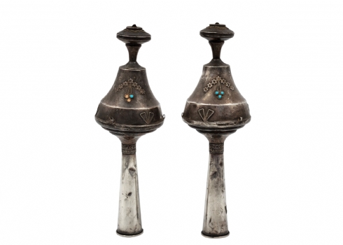 זוג רימונים ישראלים ישנים לספר תורה, עשויים כסף, לא חתומים אך טוהר הכסף נבדק