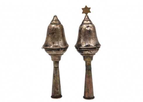 זוג רימונים ישראלים ישנים לספר תורה, עשויים כסף '925' (חתום), הפעמונים חסרים