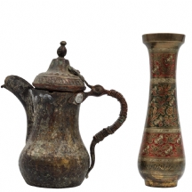 לוט הכולל 2 חפצי מתכת: קומקום קפה בדואי עתיק מהמאה ה-19, עשוי נחושת