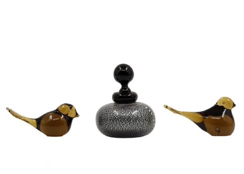 לוט של 3 פרטי זכוכית וקריסטל ישנים, הכולל בקבוק לבושם וזוג פסלונים בדמות ציפורים