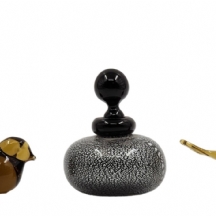 לוט של 3 פרטי זכוכית וקריסטל ישנים, הכולל בקבוק לבושם וזוג פסלונים בדמות ציפורים