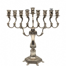 חנוכייה ישראלית ישנה עשויה מתכת