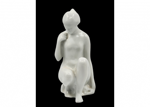 פסל פורצלן צ'כי לבן בדמות אישה, מתוצרת 'רויאל דקס' (Royal Dux), חתום
