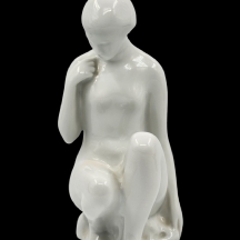 פסל פורצלן צ'כי לבן בדמות אישה, מתוצרת 'רויאל דקס' (Royal Dux), חתום