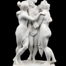 'שלוש הגרציות' – פסל ביסק לבן וגדול מיימדים, לא חתום