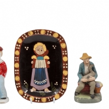 לוט של 3 פסלונים וצלחת מקרמיקה ופורצלן