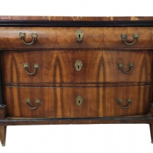 מזנון עץ עתיק מתקופת סגנון בידרמייר, פגמים וחוסרים.