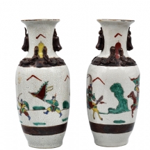 זוג כדים סינים ישנים ויפים עשויים חרס מעוטר ציורי יד באמייל פוליכרום