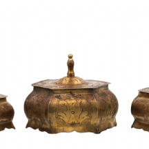 סט של 3 קופסאות שולחניות ישנות, כפי הנראה ממרוקו, עשויות פליז