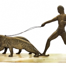 פסל אר דקו עשוי ברונזה ובסיס אוניקס, בדמות גבר ושני פנתרים, לא חתום, 1920-1935