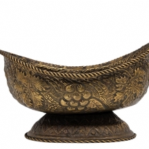 כלי הולנדי עתיק מהמאה ה-18, עשוי פליז מרוקע בעבודת רפוסה בדגם אשכולות ענבים