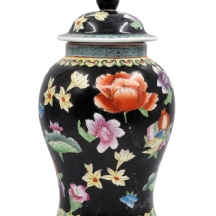 כד חרסינה סיני ישן 'משפחה שחורה' (Famille Noir)