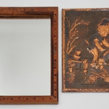 לוט של 2 פריטים ישנים שונים, הכולל תבליט נחושת ומראה במסגרת עץ