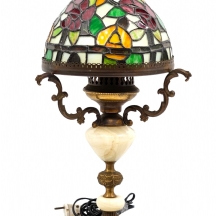 מנורה שולחנית ישנה בסגנון טיפאני, עשויה פליז ואוניקס, ואהיל עשוי זכוכית ויטראז'