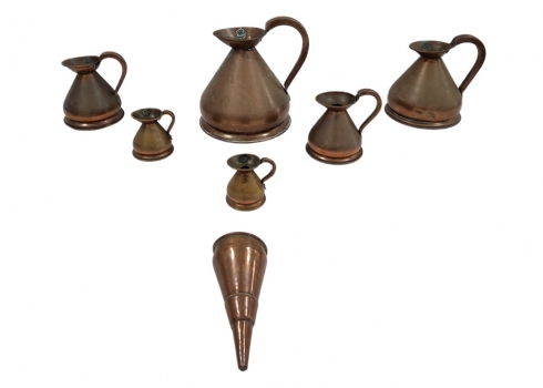 סט של 6 קנקני בירה אנגלים עתיקים מסוג 'haystack jugs', ועוד קונוס לטעימת בירה