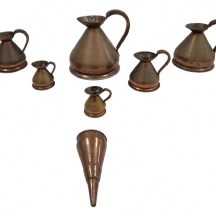 סט של 6 קנקני בירה אנגלים עתיקים מסוג 'haystack jugs', ועוד קונוס לטעימת בירה