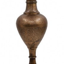 אגרטל הודי ישן וגבוה, עשוי פליז מעוטר עיטורי חריטת יד