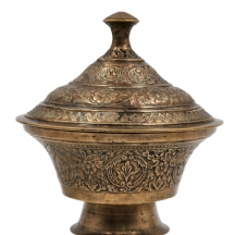 כלי עתיק מסוף המאה ה-19 ומכסה תואם, כפי הנראה אסייתי, עשוי פליז