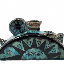 בקבוק קרמיקה פרסי דקורטיבי, מעוטר ציורי יד על רקע זיגוג בגוון טורקיז ירקרק