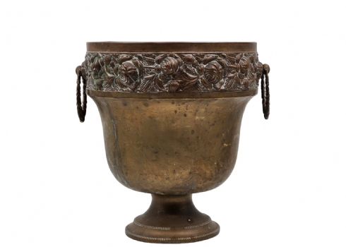 עציץ (Jardiniere) עתיק עשוי נחושת, השליש האחרון של המאה ה-19, מעוטר עיטורי בלט