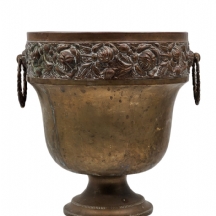 עציץ (Jardiniere) עתיק עשוי נחושת, השליש האחרון של המאה ה-19, מעוטר עיטורי בלט