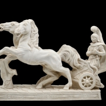 פסל גבס ישן בסגנון קלאסי בדמות לוחם רומי במרכבת סוסים