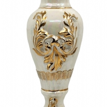 כד גדול בגוון אם הפנינה מעוטר בזהב