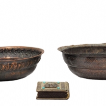 לוט יודאיקה הכולל 2 קערות ישנות לנטילת ידיים וסדור קול ישראל