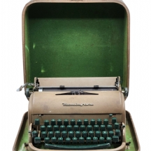 מכונת כתיבה ישנה מתוצרת רמינגטון 'Remington'