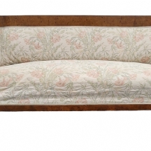 ספה עתיקה מתקופת סגנון בידרמייר (Biedermeier) עשויה עץ בהיר וריפוד בד מאוחר