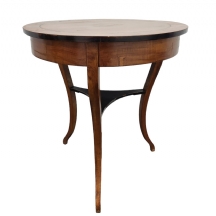 שולחן עתיק מתקופת סגנון בידרמייר (Biedermeier), כפי הנראה גרמני או אוסטרי
