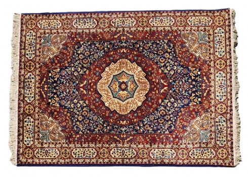 שטיח מכונה ישן דגם פרסי, בגוון בורדו, במרכזו מדליון עגול לבן מסוגנן