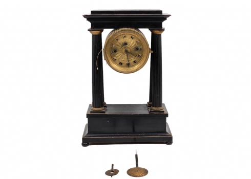 שעון פורטיקו צרפתי עתיק מהמאה ה-19, עשוי עץ ומתכת, פגמים וחוסרים יש מטוטלת ומפתח