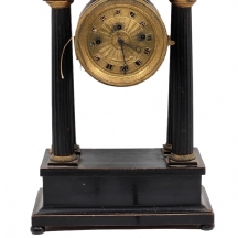 שעון פורטיקו צרפתי עתיק מהמאה ה-19, עשוי עץ ומתכת, פגמים וחוסרים יש מטוטלת ומפתח