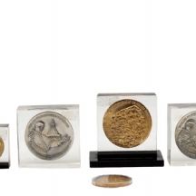 לוט של 5 משקולות נייר מפרספקס ובתוכן מדליות מתכת