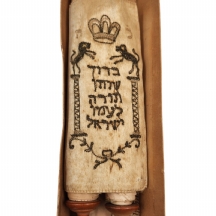 מגילת ניר ישנה, נתונה בתוך כיסוי בד משי