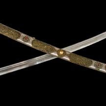 חרב מעוטרת בסגנון עתיק