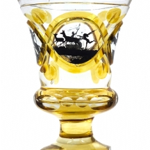 גביע זכוכית מלוטש ביד ומעוטר באמייל שחור בדמות נערים ונערות, פגמים לשפת הבסיס