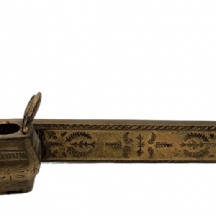 דיביט (קסת דיו איסלאמית לנשיאה) עתיקה מתקופת האימפריה המוגולית, עשויה פליז מעוטר