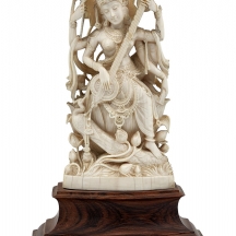 פסל הודי עתיק יפה ואיכותי במיוחד עשוי חומר לבן יוקרתי מגולף בעבודת יד אמן בדמותה