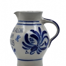 קנקן גרמני ישן עשוי חרס מעוטר בזיגוג מלח (Salt-glaze) ועיטורי קובלט כחולים