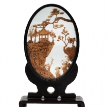 קישוט סיני שולחני ישן עשוי שעם מגולף, נתון במסגרת עץ אובאלית שחורה