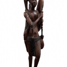 פסל אפריקני גדול בדמות לוחם מסאי