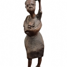 פסל אפריקני גדול בדמות אשה נושאת כד מים ותינוק